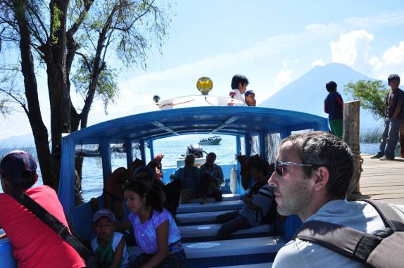 Embarcando para cruzar a Laguna Atitlán de San Marcos para San Pedro, na Guatemala